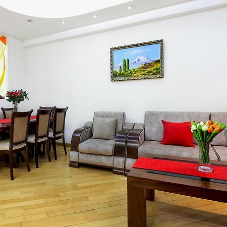 3 Bedroom Apartment Near Republic Square 예레반 외부 사진